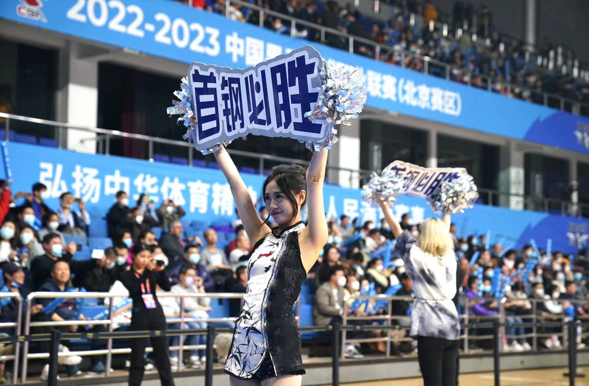 缺兵少将的球队努力奋战，斗志昂扬