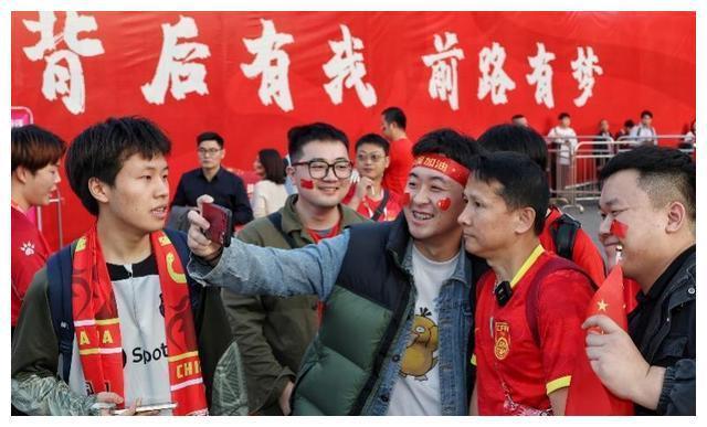 开云体育官网-足球队主场比赛门票火爆，球迷蜂拥而至