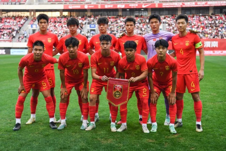 中国足球队勇夺国际赛事头名！
